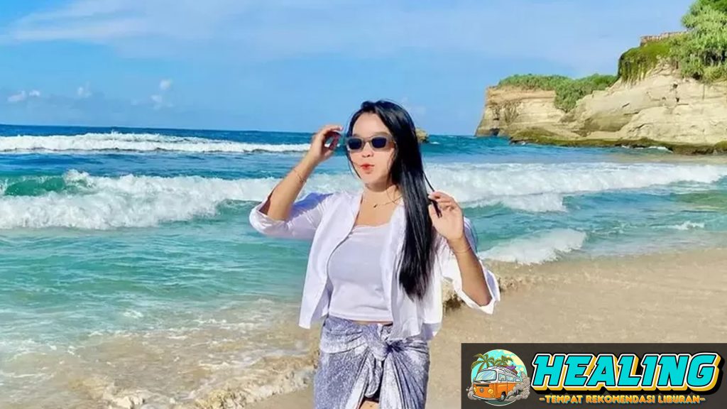 Pesona Ombak dan Pasir Pantai Klayar