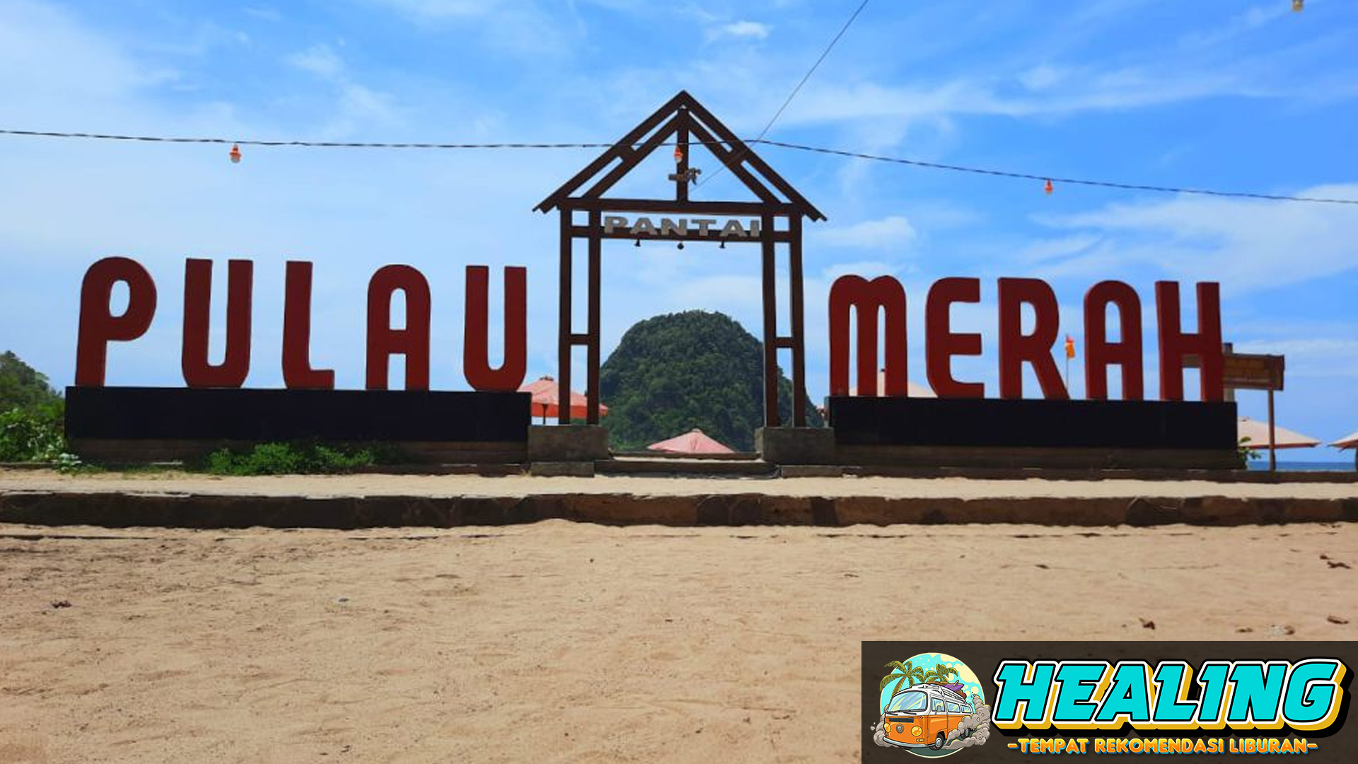 5 Alasan Mengunjungi Pantai Pulau Merah