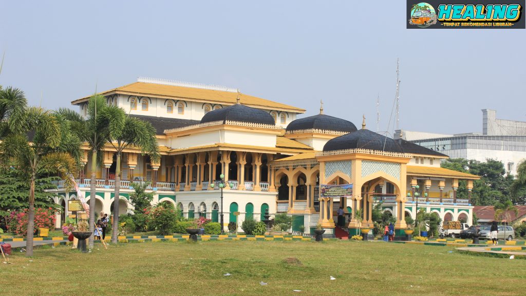 Istana Maimun Tempat Wisata Sejarah Kesultanan Deli