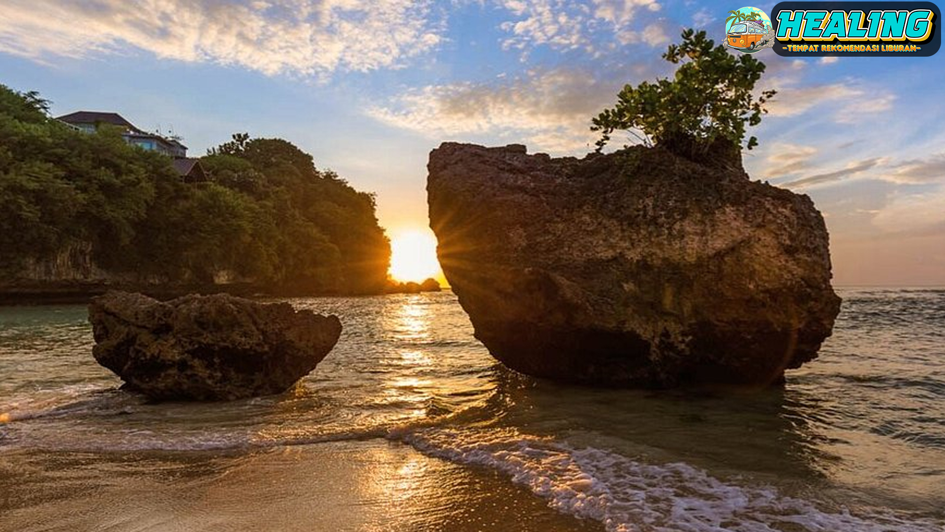 Pantai Padang Padang: Surga Tersembunyi di Balik Batu Karang!