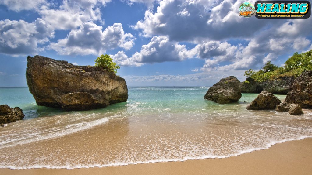 Pantai Padang Padang: Surga Tersembunyi di Balik Batu Karang!