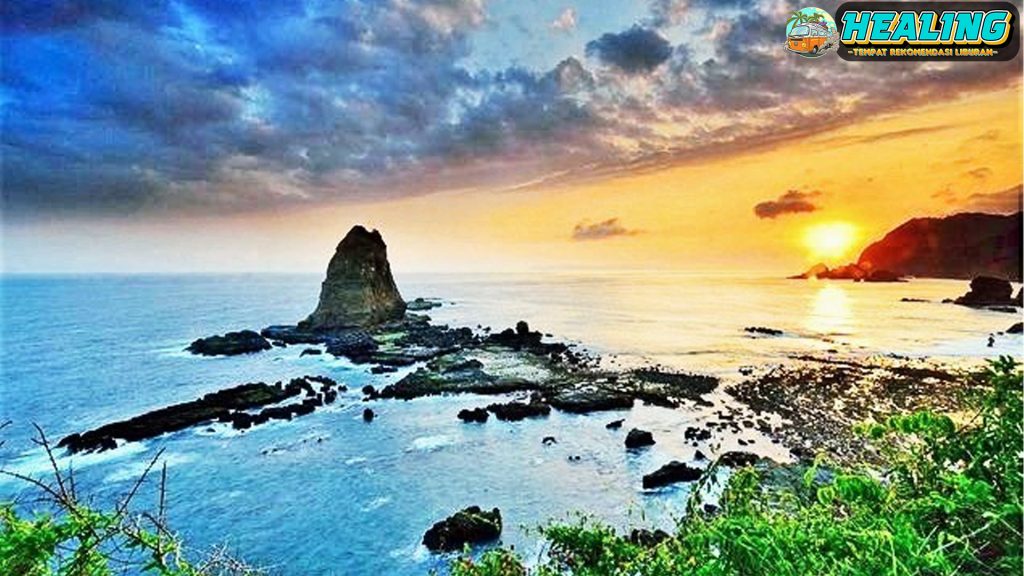 Pantai Papuma: Perpaduan Laut Biru dan Tebing Menakjubkan!