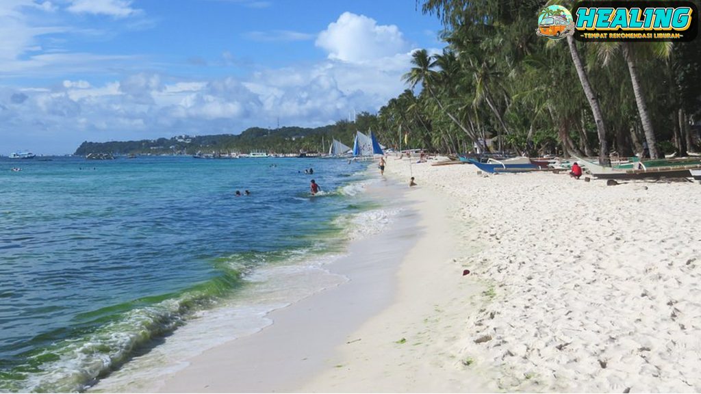 Menikmati Keindahan White Beach, Surga Pantai Berpasir Halus!