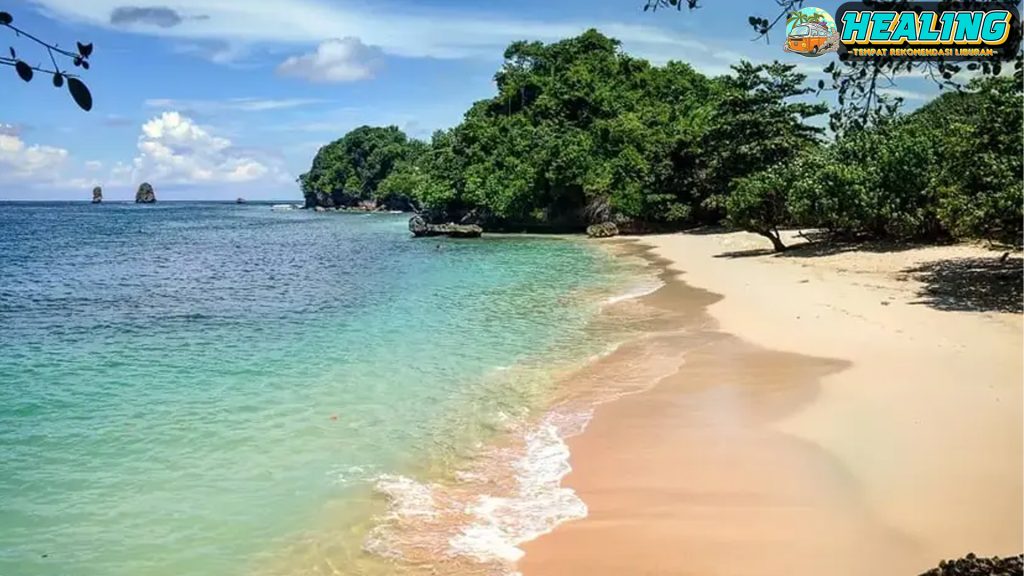 Pantai Tiga Warna: Keajaiban Alam dengan Gradasi Laut Memukau